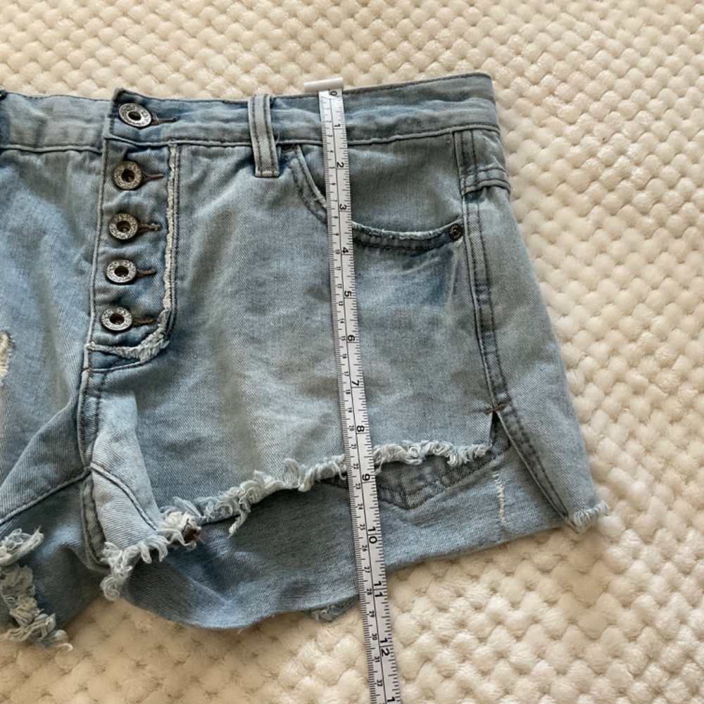 Free People Light‎ Wash Button Fly Distressed Jean Shorts - Size 25 - Picture 10 of 10